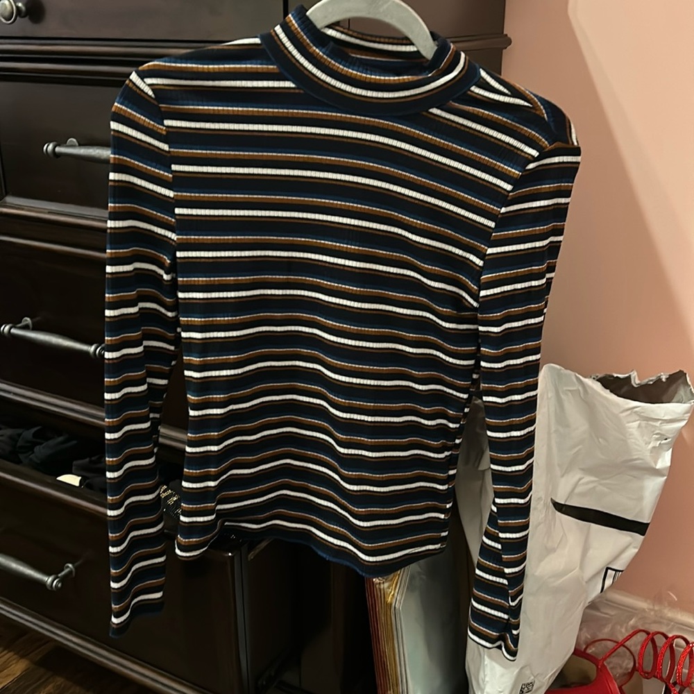 Long sleeve shirt with strips